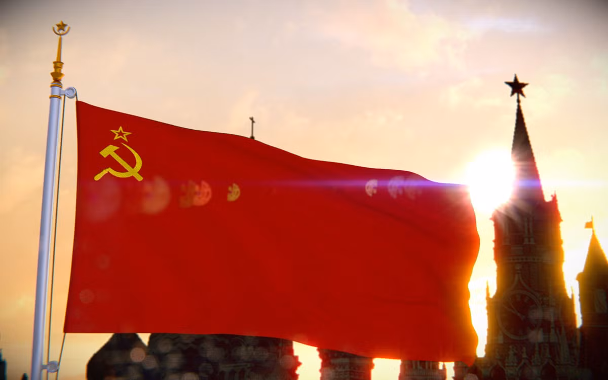 Quốc khánh Liên bang Xô Viết là ngày 7/11/1917, ngày diễn ra cuộc Cách mạng Tháng Mười, đánh dấu sự ra đời của nhà nước Nga Xô-viết do lãnh tụ V. I. Lenin và Ðảng Bolshevik lãnh đạo. Đây là một sự kiện trọng đại, đánh dấu sự chuyển sang thời kì lịch sử Hiện đại và mở ra một mô hình phát triển mới: Chủ nghĩa xã hội.