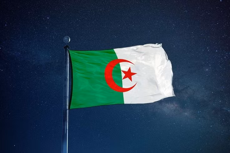Quốc khánh Algeria là ngày 1/11/1954, ngày Mặt trận giải phóng Dân tộc Algérie (FLN) tuyên bố Algeria là một quốc gia độc lập và bắt đầu một cuộc chiến tranh chống lại sự cai trị của thực dân Pháp, dẫn đến nền độc lập chính thức từ ngày 5/7/1962. Phong trào đấu tranh của Algeria là nguồn cổ vũ to lớn cho sự độc lập của hàng chục quốc gia châu Phi.