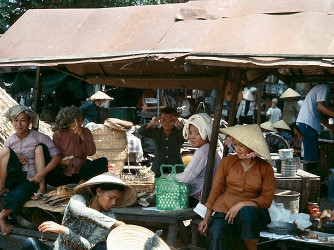 Những người buôn bán ở một khu chợ.