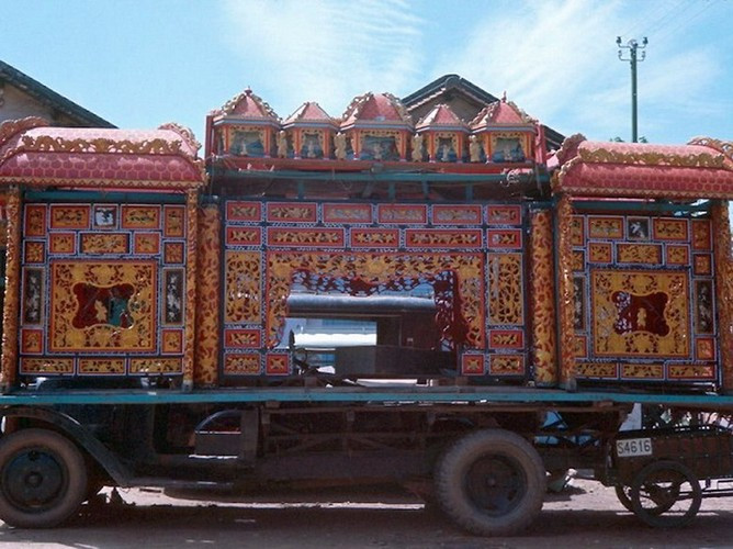 Một chiếc xe tang ở Chợ Lớn.