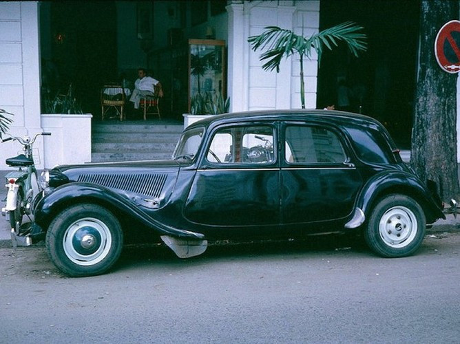 Chiếc xe Citroen đậu bên ngoài quán cà phê.