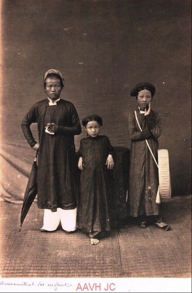 Bà mẹ cầm ô và hai cô con gái.