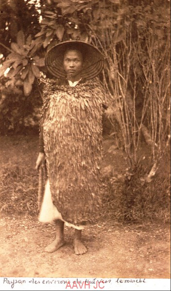 Người nông dân mặc áo tơi ở vùng nông thôn Huế năm 1885.