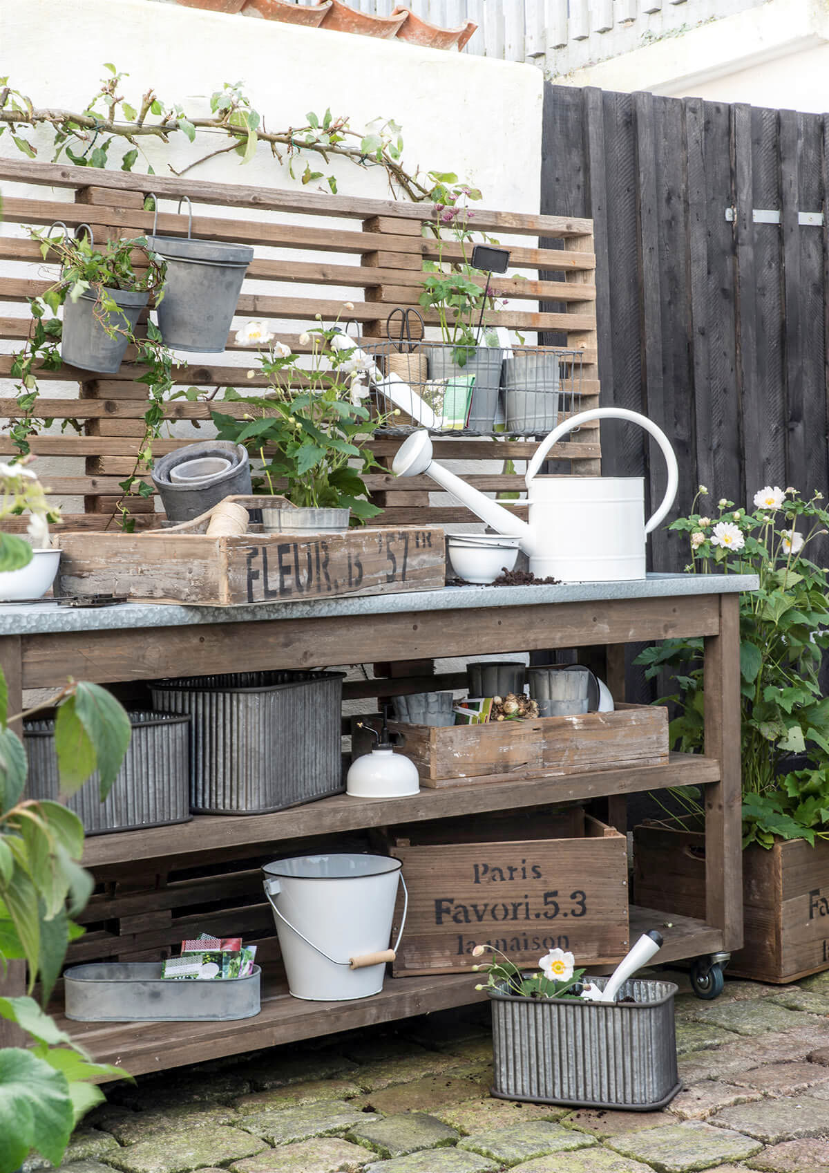 Khu vườn nhỏ xinh được tạo ra từ những món đồ nội thất cũ - Hình 6 Khu vuon nho xinh duoc tao ra tu nhung mon do noi that cu-Hinh-6