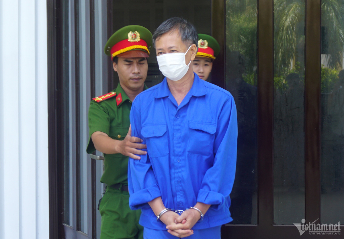 Cựu Giám đốc CDC Đà Nẵng lĩnh 11 năm tù vì tham ô Cuu Giam doc CDC Da Nang linh 11 nam tu vi tham o