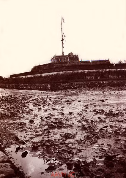 Kỳ đài (cột cờ) ở mặt trước Kinh thành Huế.