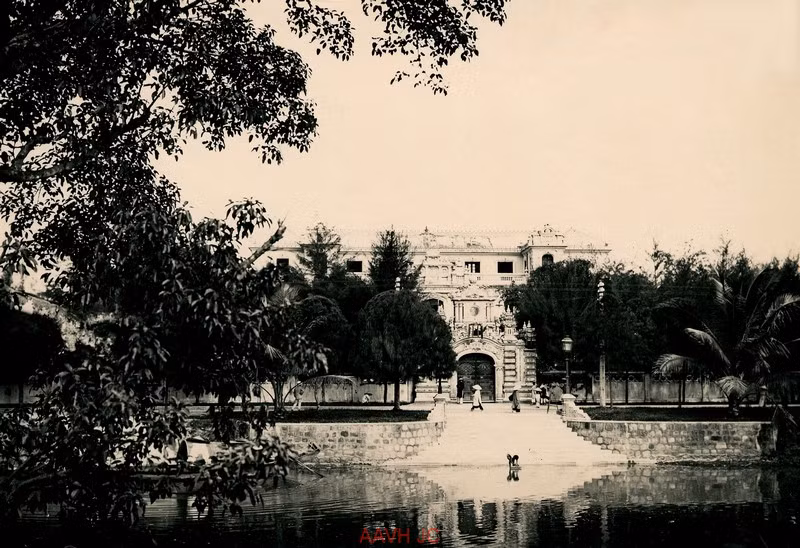 Toàn cảnh cung An Định nhìn từ bờ bên kia sông An Cựu.