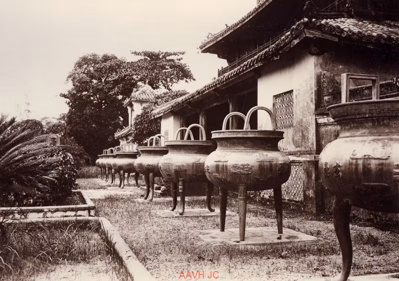 Bộ Cửu Đỉnh nhà Nguyễn ở phía sau Hiển Lâm Các, Hoàng Thành Huế.