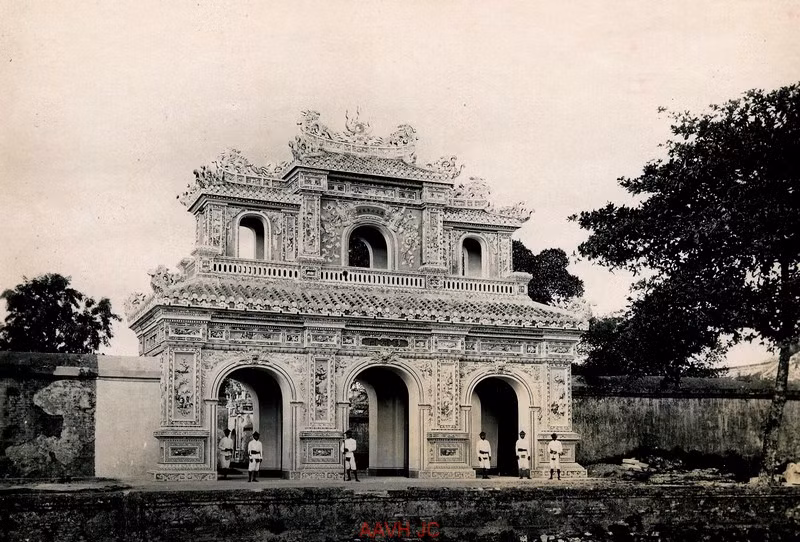 Cổng Chương Đức, phía Tây Hoàng thành.