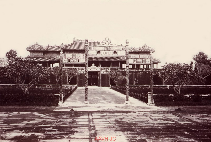 Cầu Trung Đạo và Ngọ Môn ở Hoàng thành Huế năm 1935. Ảnh: Aavh.org.