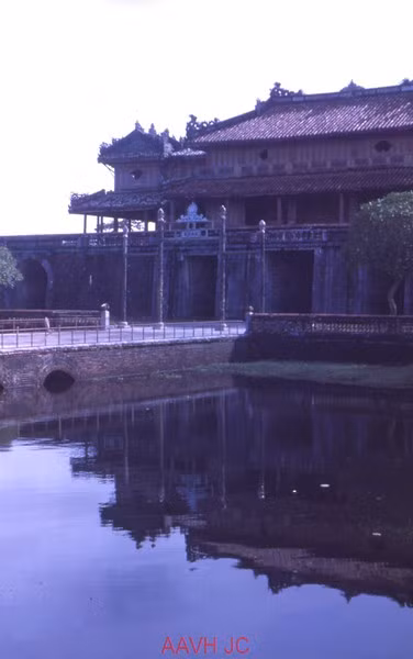 Góc nhìn từ hồ Thái Dịch.