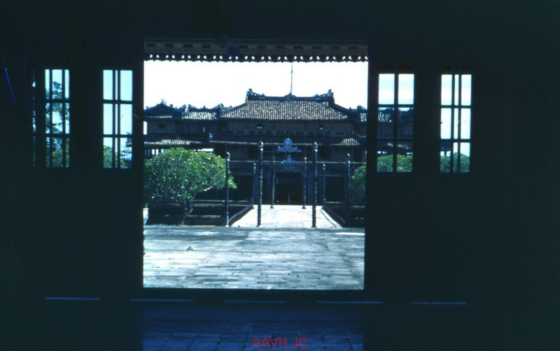 Từ điện Thái Hòa - nơi đặt ngai vàng của các vua nhà Nguyễn - nhìn ra Ngọ Môn.