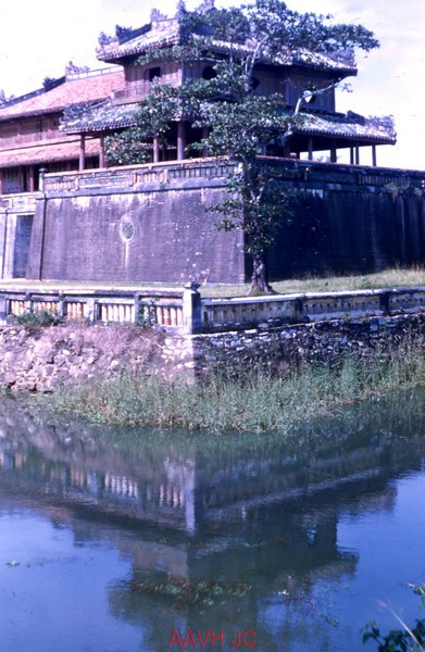 Ngọ Môn nhìn từ hào nước bên ngoài Hoàng thành Huế.