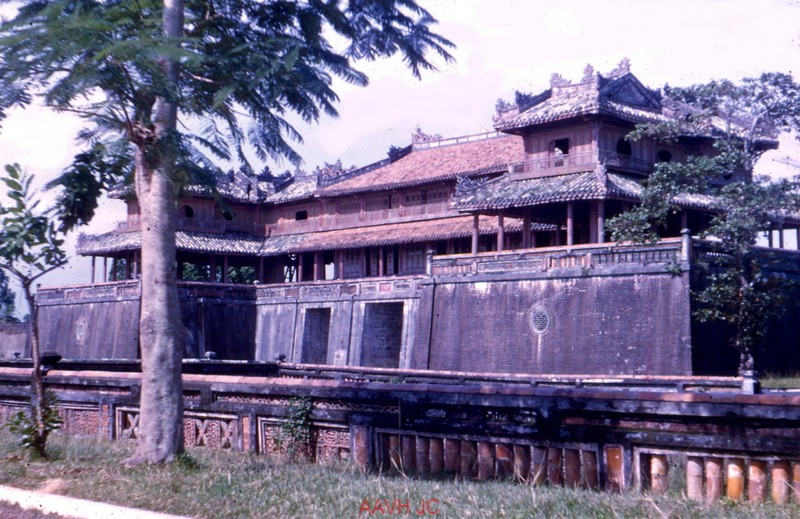 Cổng Ngọ Môn nhìn từ mặt trước, Cố đô Huế năm 1950. Ảnh: Aavh.org.