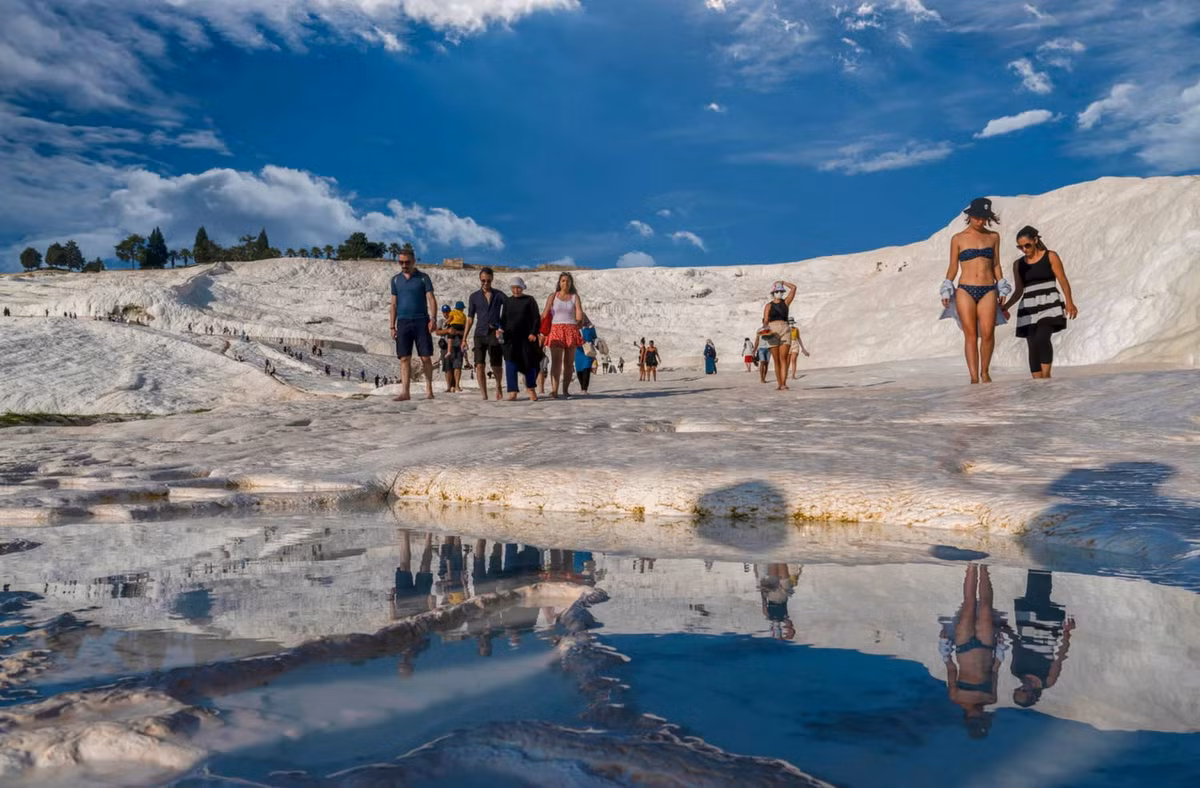 Vẻ đẹp kỳ diệu cùng công dụng trị liệu khiến các suối nước nóng ở Pamukkale trở thành một trong những điểm du lịch hấp dẫn nhất Thổ Nhĩ Kỳ. Ảnh: Made in Turkey Tours.