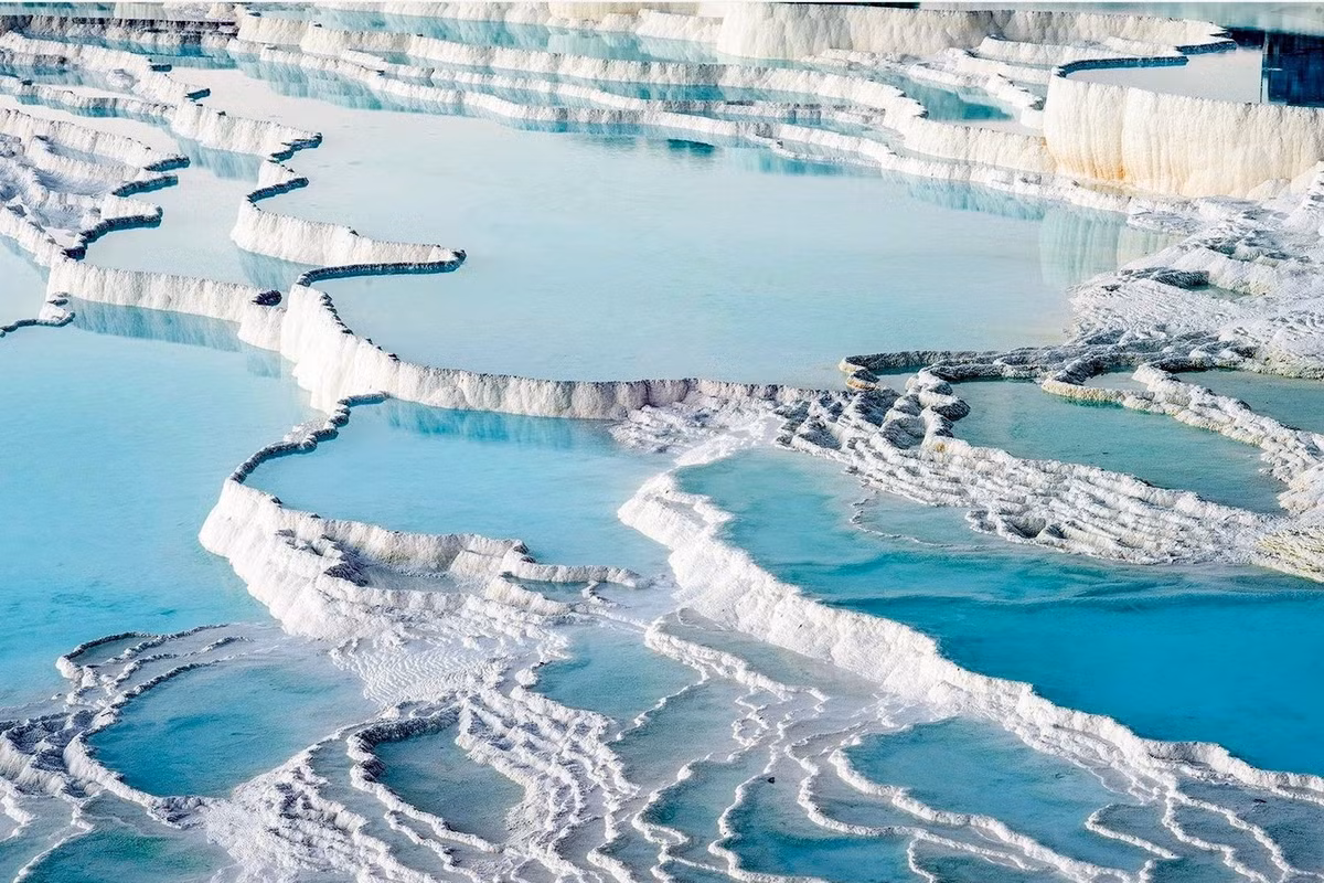 Điều này được hình thành do khu vực nằm ở vết đứt gãy giữa các mảng, ở dưới sâu trong lòng đất là hoạt động núi lửa tạo ra các hang động chứa đầy khí cacbon dioxit. Ảnh: Comfort Tour.