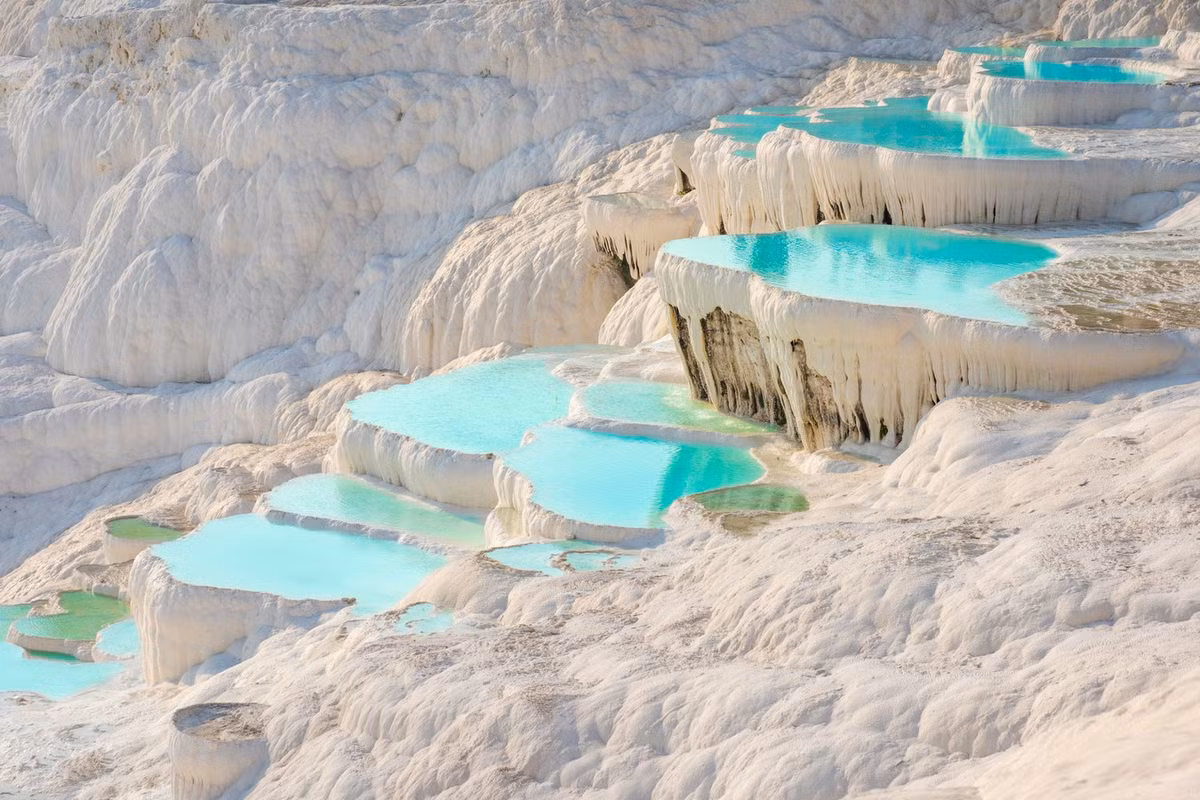 Các suối nước nóng Pamukkale có cấu trúc hình bậc thang đá vôi và đá trầm tích lắng đọng do các suối nước nóng phun tích tụ thành. Ảnh: Musement.