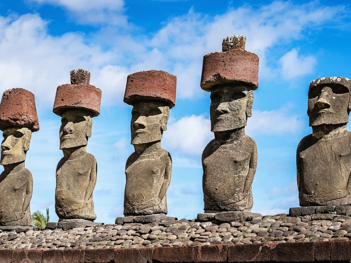 Khoảng 1/5 số tượng được đội một cái mũ hình trụ (pukau) bằng đá đỏ. Những chiếc "mũ" đó được chế tạo từ đá ở một mỏ duy nhất là Puna Pau, nằm cách mỏ Rano Raraku khoảng 18 km về phía Tây. Ảnh: The Guardian.