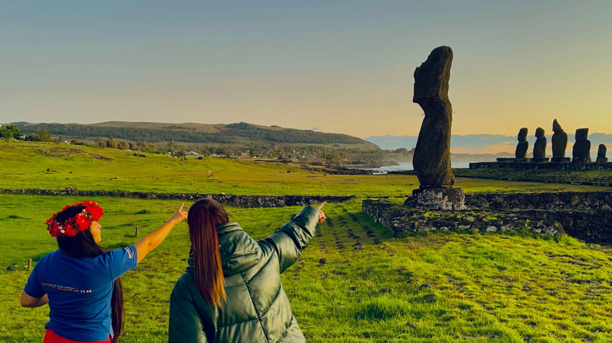 Ý nghĩa của những bức tượng đồ sộ này vẫn là bí ẩn với con người hiện đại. Có thể người Rapa Nui cổ coi Moai là biểu tượng cho tổ tiên đã mất, hoặc hiện thân cho các vị thủ lĩnh nhiều quyền lực đang sống, và cũng có thể mang hàm ý về sự duy trì nòi giống, mong cầu mùa màng bội thu... Ảnh: Rapa Nui National Park.