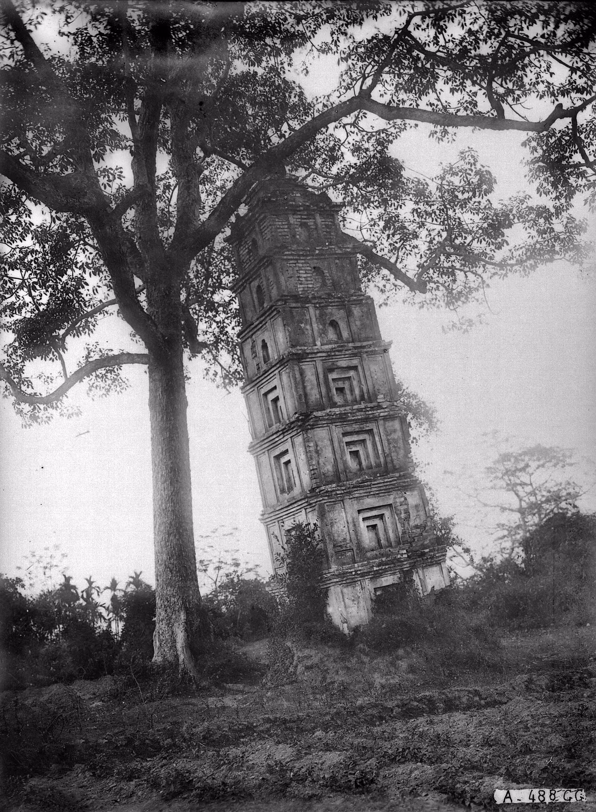 Tháp Cói, người Pháp gọi là "tháp nghiêng", ngày nay vẫn được gìn giữ trong khuôn viên chùa Cói, thành phố Vĩnh Yên.