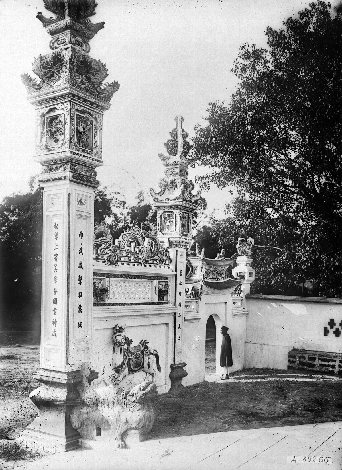 Những chi tiết kiến trúc trên cổng chùa.