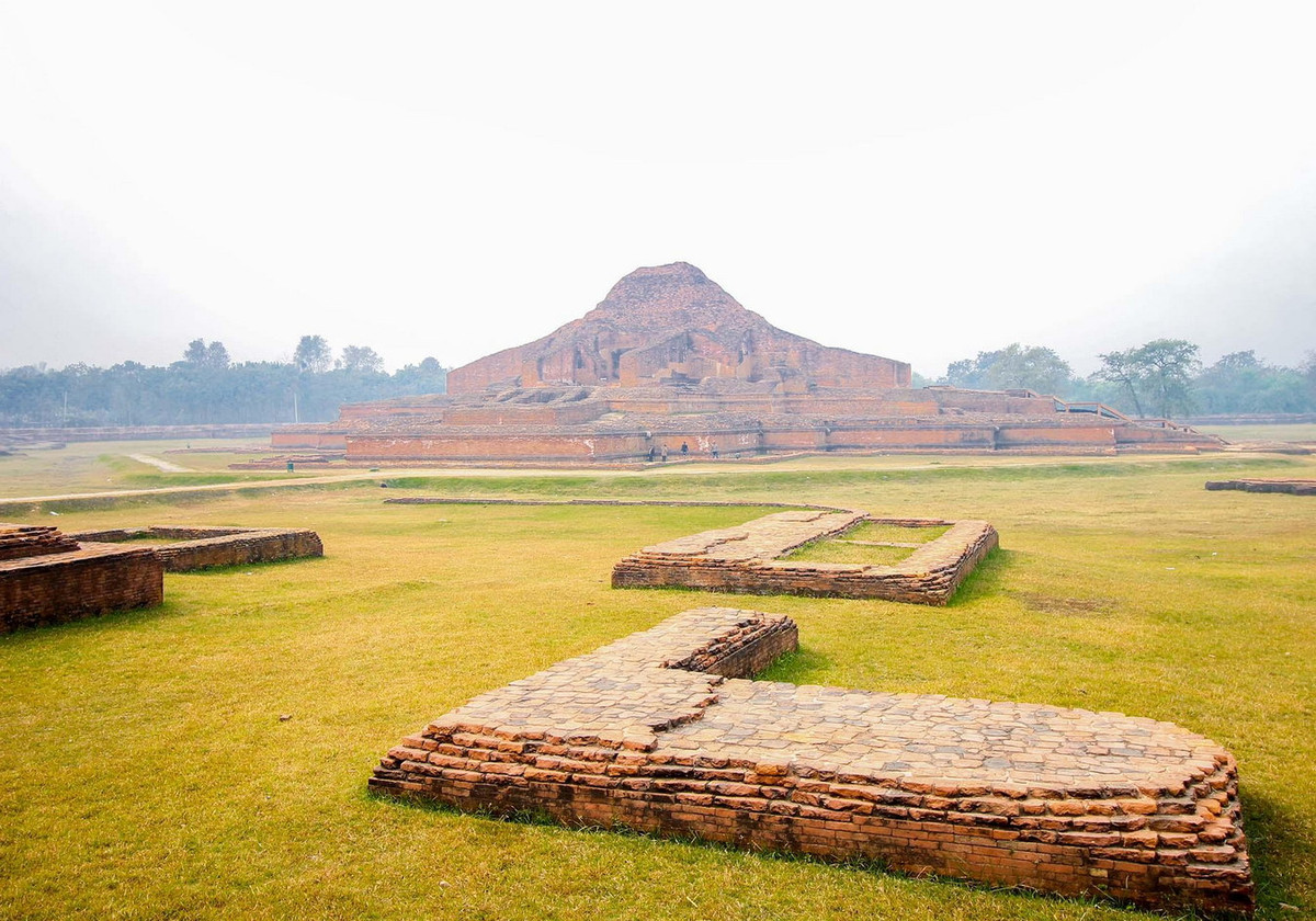 Dưới thời đế chế Sena, tu viện Somapura Mahavihara dần bị suy thoái. Quần thể kiến trúc này bị bỏ rơi vào thế kỷ 13 và sau đó bị những người Hồi giáo chiếm đóng. Ảnh: World Heritage Journeys.