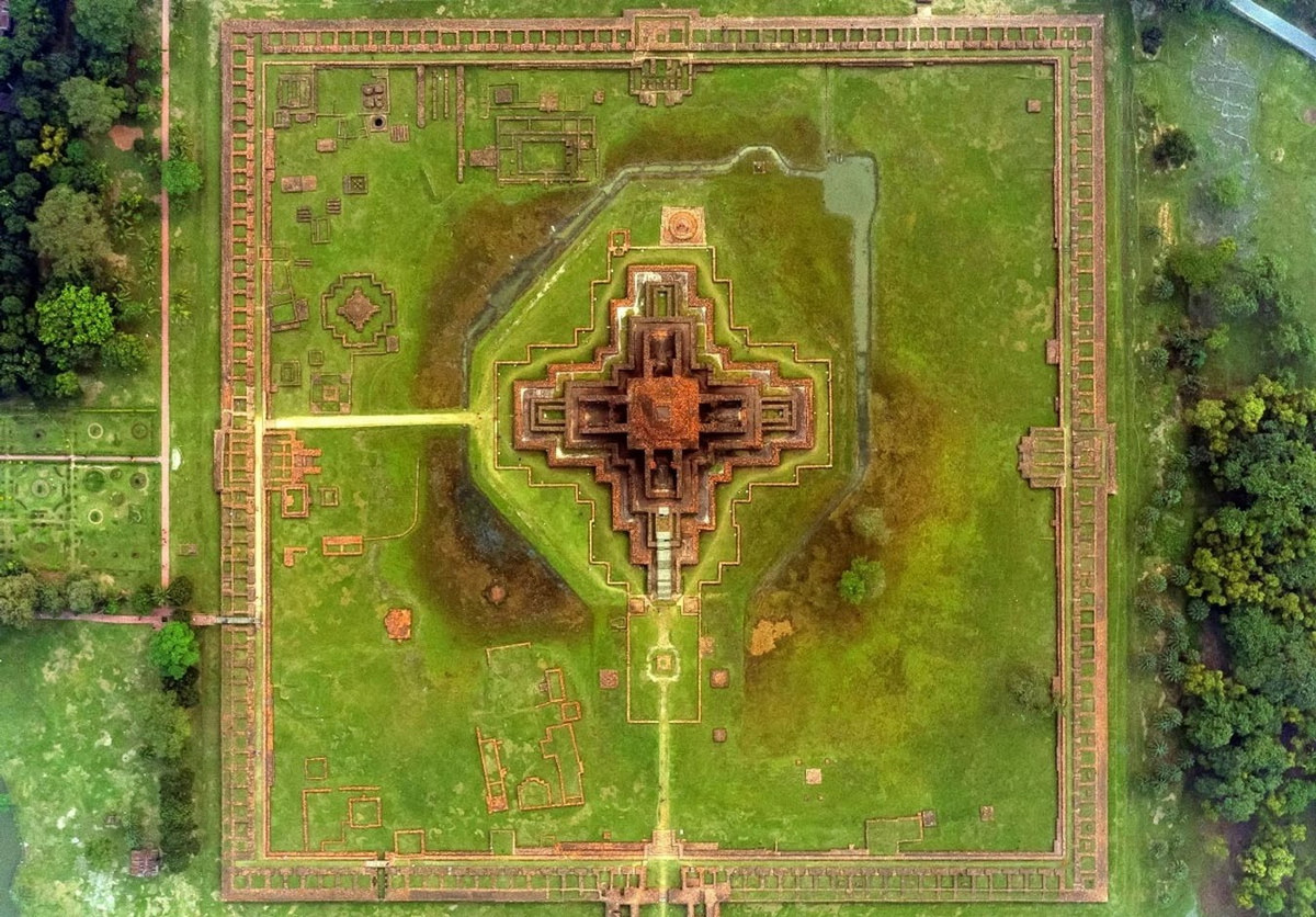 Dù đã bị đổ nát nhiều, quy mô kiến trúc của tu viện còn tương đối nguyên vẹn cho đến nay. Phế tích nằm trong một khuôn viên hình vuông, mỗi cạnh dài 275 mét, có tường dày và cao bao quanh. Ảnh: Historic Mysteries.