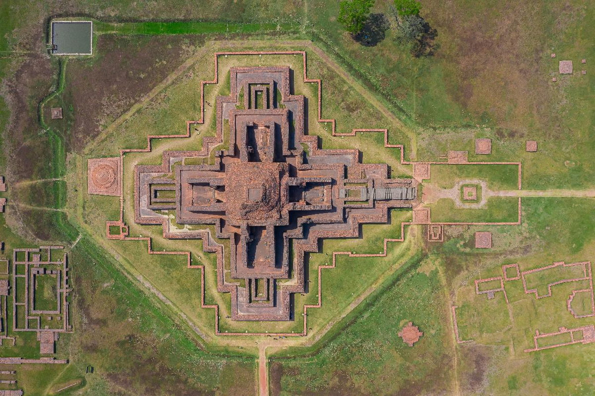 Chính giữa khuôn viên là một đền thờ / tu viện lớn có mặt bằng hình chữ thập. Xung quanh đó là gần 200 di tích nhỏ hơn, gồm các tịnh xá, bảo tháp, đền thờ và công trình phụ trợ. Ảnh: Structurae.