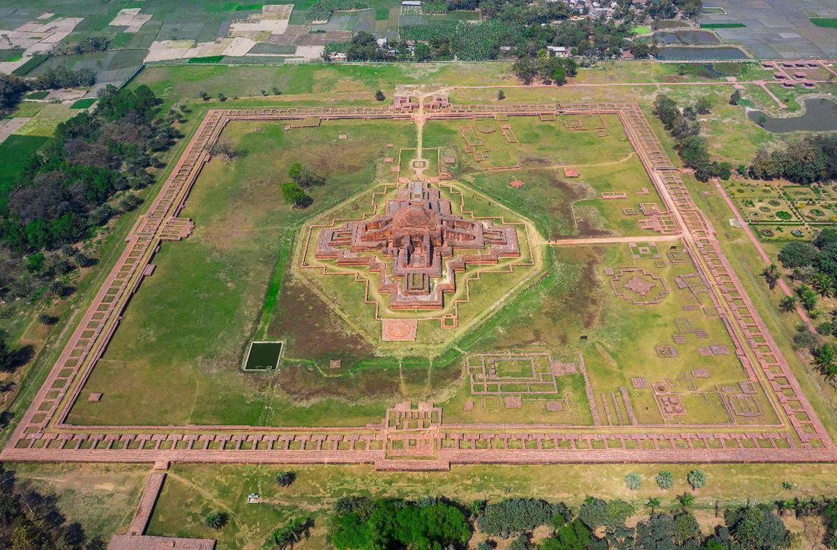 Nằm ở huyện Naogaon, tỉnh Rajshahi, Tây Bắc Bangladesh, thánh địa Somapura Mahavihara là một địa điểm khảo cổ học nổi tiếng thế giới. Nơi đây từng là một trong những trung tâm Phật giáo lớn nhất Nam Á. Ảnh: Structurae.