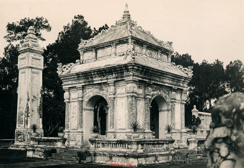 Nhà bia ở lăng vua Đồng Khánh.