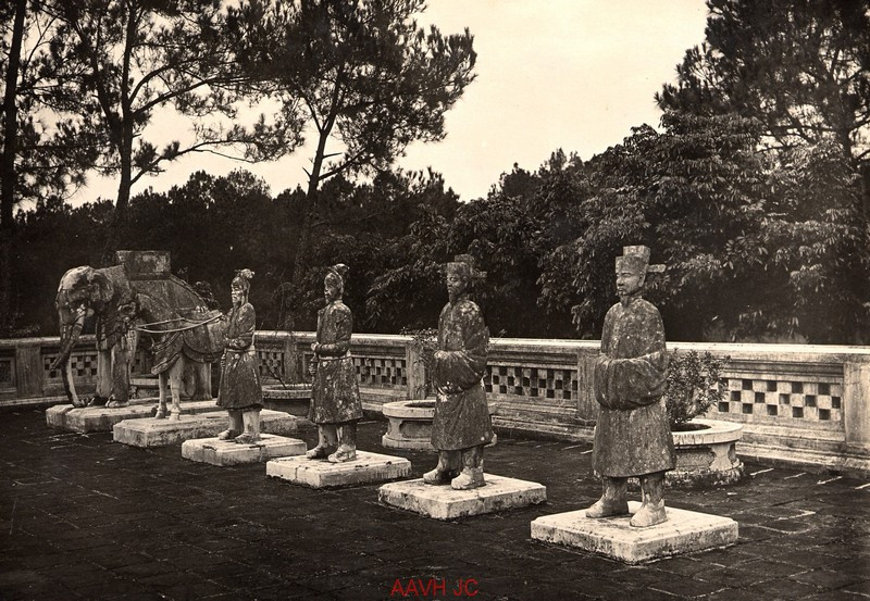 Những bức tượng ở sân chầu của lăng Đồng Khánh.