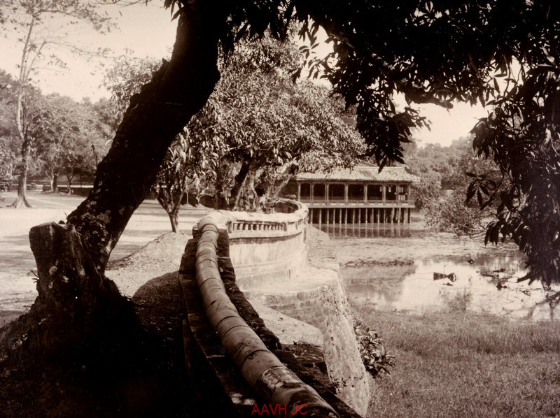 Hồ Lưu Khiêm và Xung Khiêm Tạ ở lăng Tự Đức.