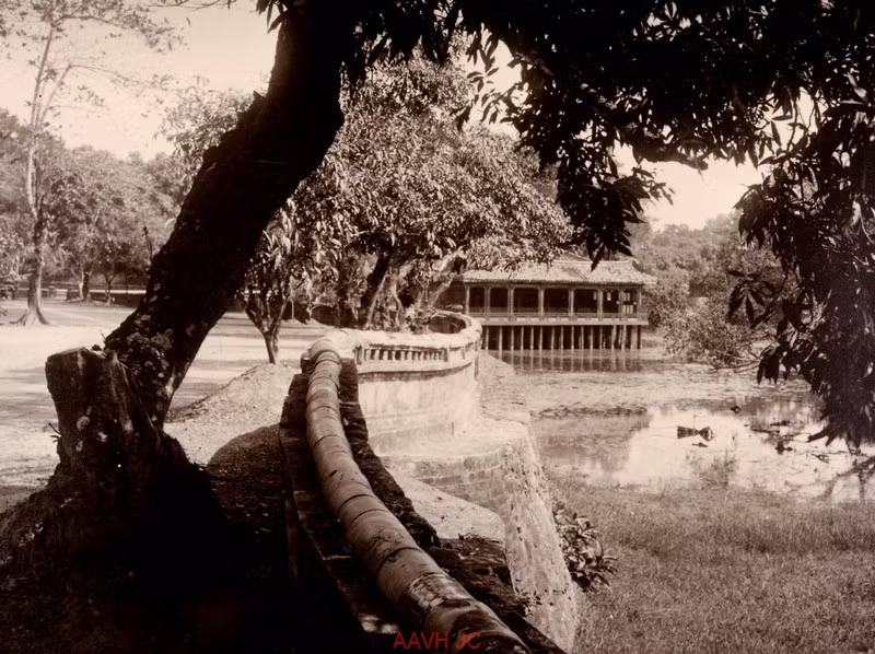 Hồ Lưu Khiêm và Xung Khiêm Tạ ở lăng Tự Đức.