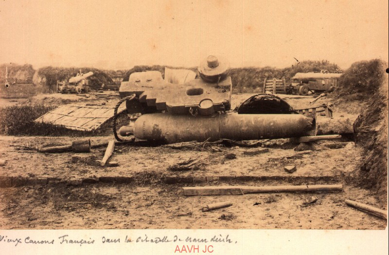 Cỗ súng đại bác nằm trong đống đổ nát của thành Nam Định.