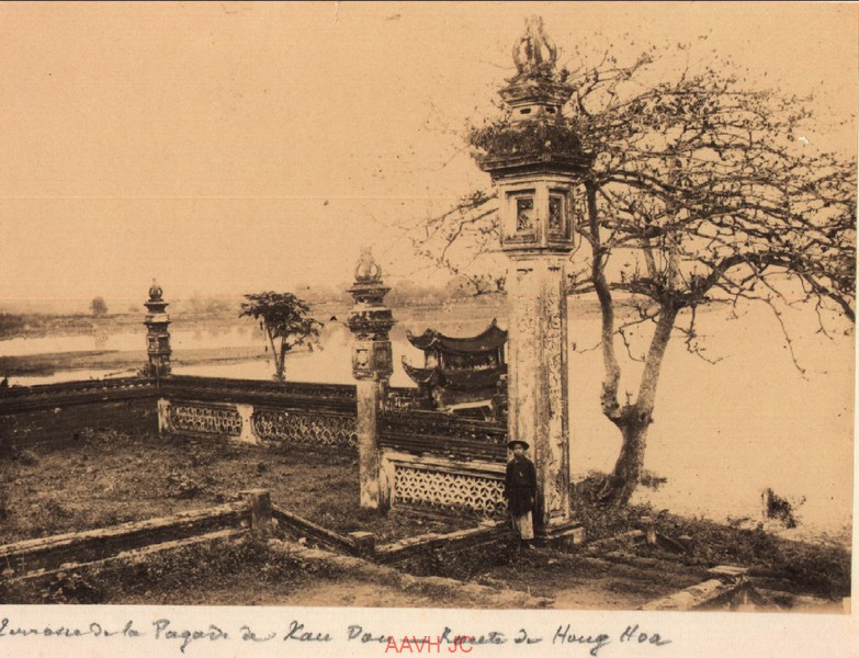 Một ngôi chùa ở tỉnh Hưng Hóa.