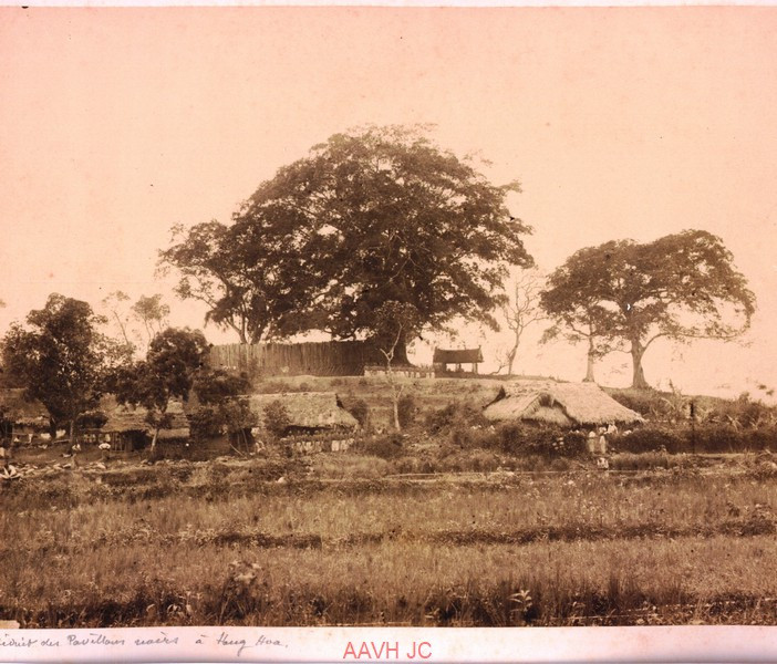 Một căn cứ quân Cờ Đen từng sử dụng, nằm trên quả đồi thấp ở Hưng Hóa.