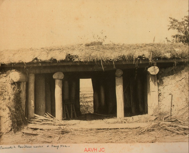 Cổng khu trại của quân Cờ Đen.