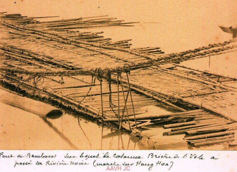 Cầu phao bằng tre do quân đội dựng trên sông Đà ở Hưng Hóa.