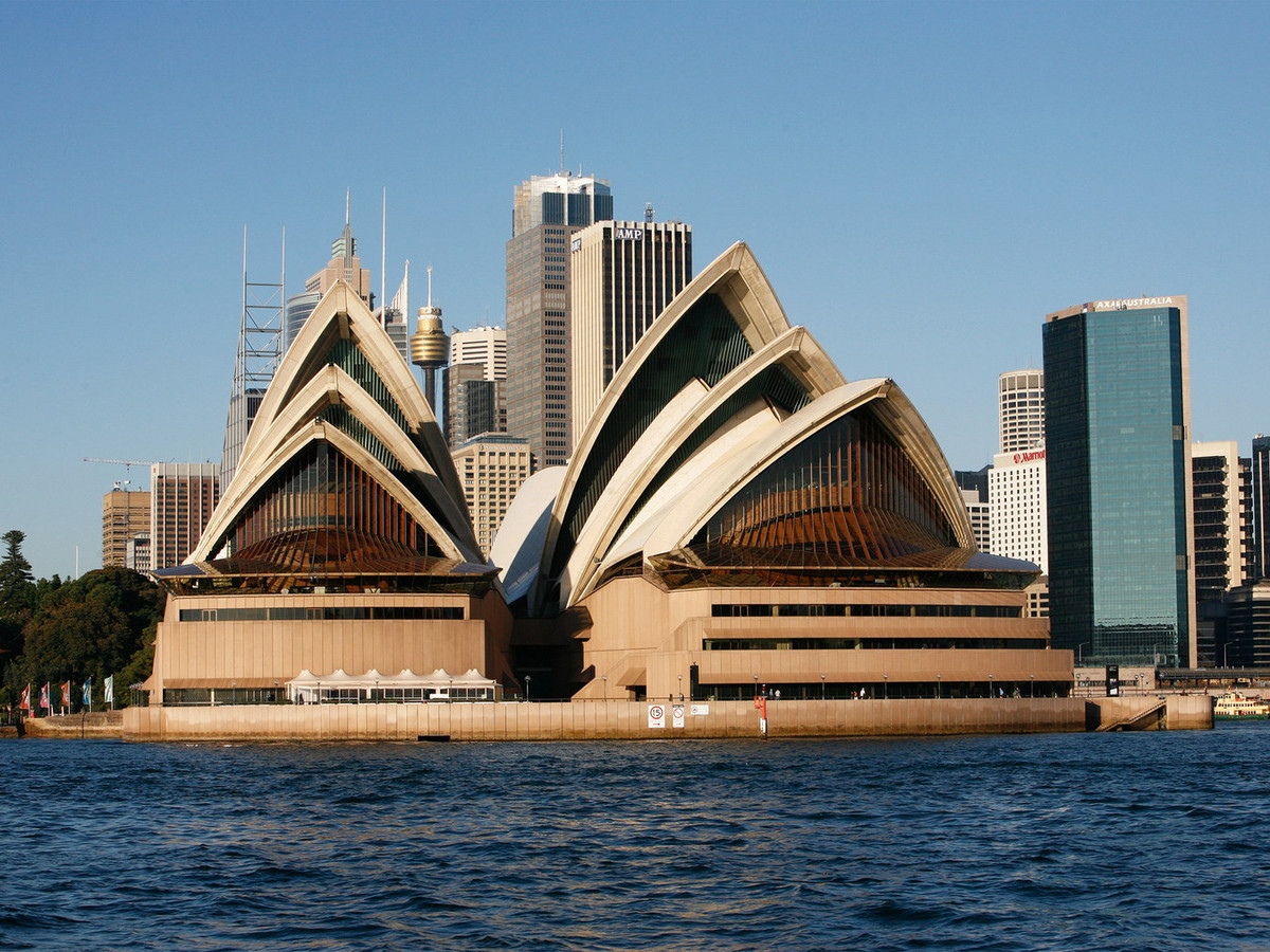 Nằm trên khuôn viên có diện tích 1,8 ha, nhà hát có chiều dài 183 mét, rộng 120 mét rộng (tính ở điểm rộng nhất). Nền móng công trình gồm 580 cột bê tông đóng sâu 25 mét dưới mực nước biển. Ảnh: TimeOut.