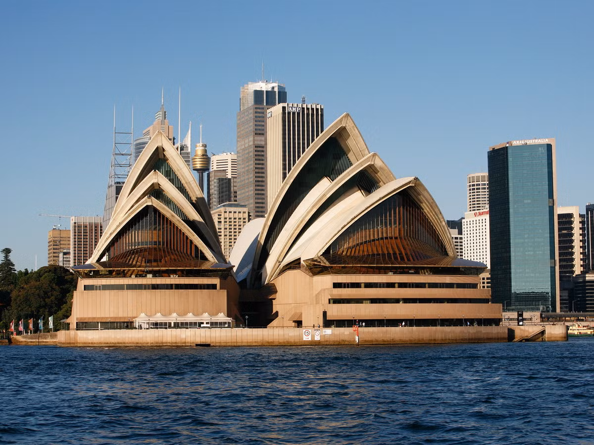 Nằm trên khuôn viên có diện tích 1,8 ha, nhà hát có chiều dài 183 mét, rộng 120 mét rộng (tính ở điểm rộng nhất). Nền móng công trình gồm 580 cột bê tông đóng sâu 25 mét dưới mực nước biển. Ảnh: TimeOut.