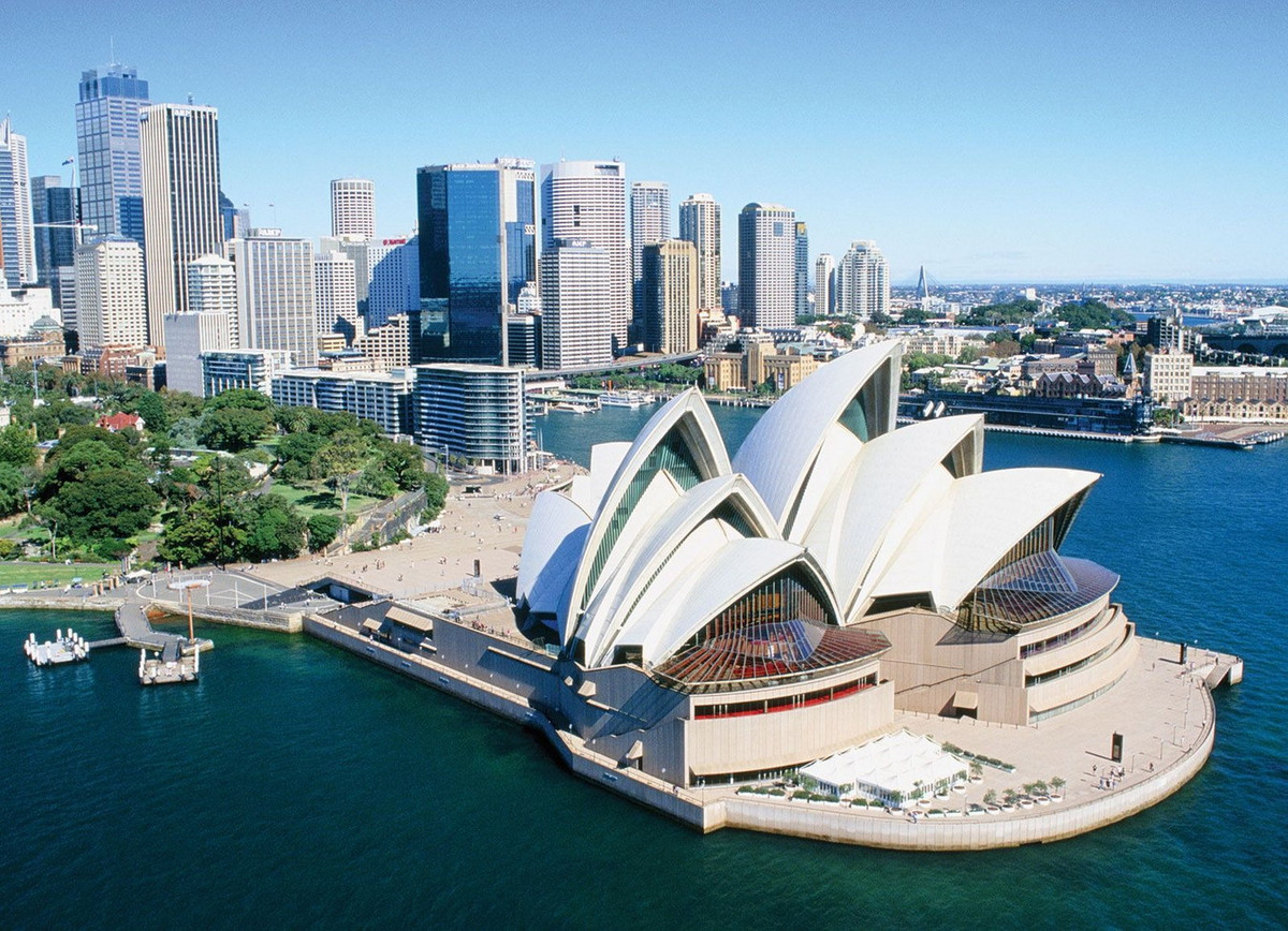 Tọa lạc tại khu vực cảng Sydney ở thành phố Sydney, Australia, Nhà hát Opera Sydney là một trong những công trình kiến trúc tiêu biểu nhất thế kỷ 20 và là một trong các địa điểm biểu diễn nghệ thuật nổi tiếng nhất thế giới. Ảnh: Britannica.