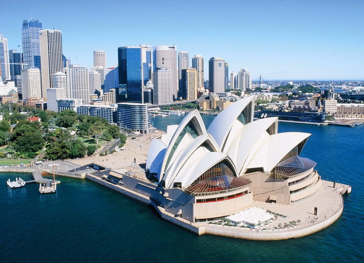 Tọa lạc tại khu vực cảng Sydney ở thành phố Sydney, Australia, Nhà hát Opera Sydney là một trong những công trình kiến trúc tiêu biểu nhất thế kỷ 20 và là một trong các địa điểm biểu diễn nghệ thuật nổi tiếng nhất thế giới. Ảnh: Britannica.