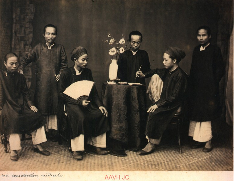 Thầy thuốc trẻ tư vấn y tế trong một phòng khám.