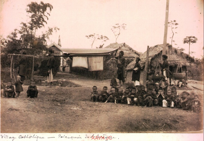 Những đứa trẻ ở một ngôi trường làng.