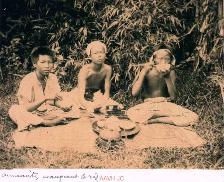 Bữa ăn của các cậu bé tầng lớp bình dân.