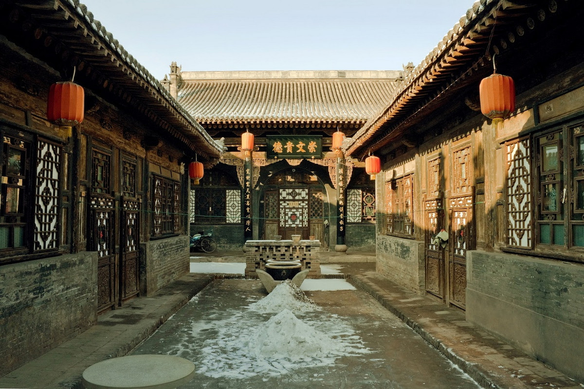 Các ngôi nhà trong thành mang phong cách kiến trúc nhà ở truyền thống của dân tộc Hán, thường xây theo hình thức tứ hợp viện, dùng kết cấu gỗ kết hợp tường gạch, mái lợp ngói. Ảnh: Google Arts &amp; Culture.