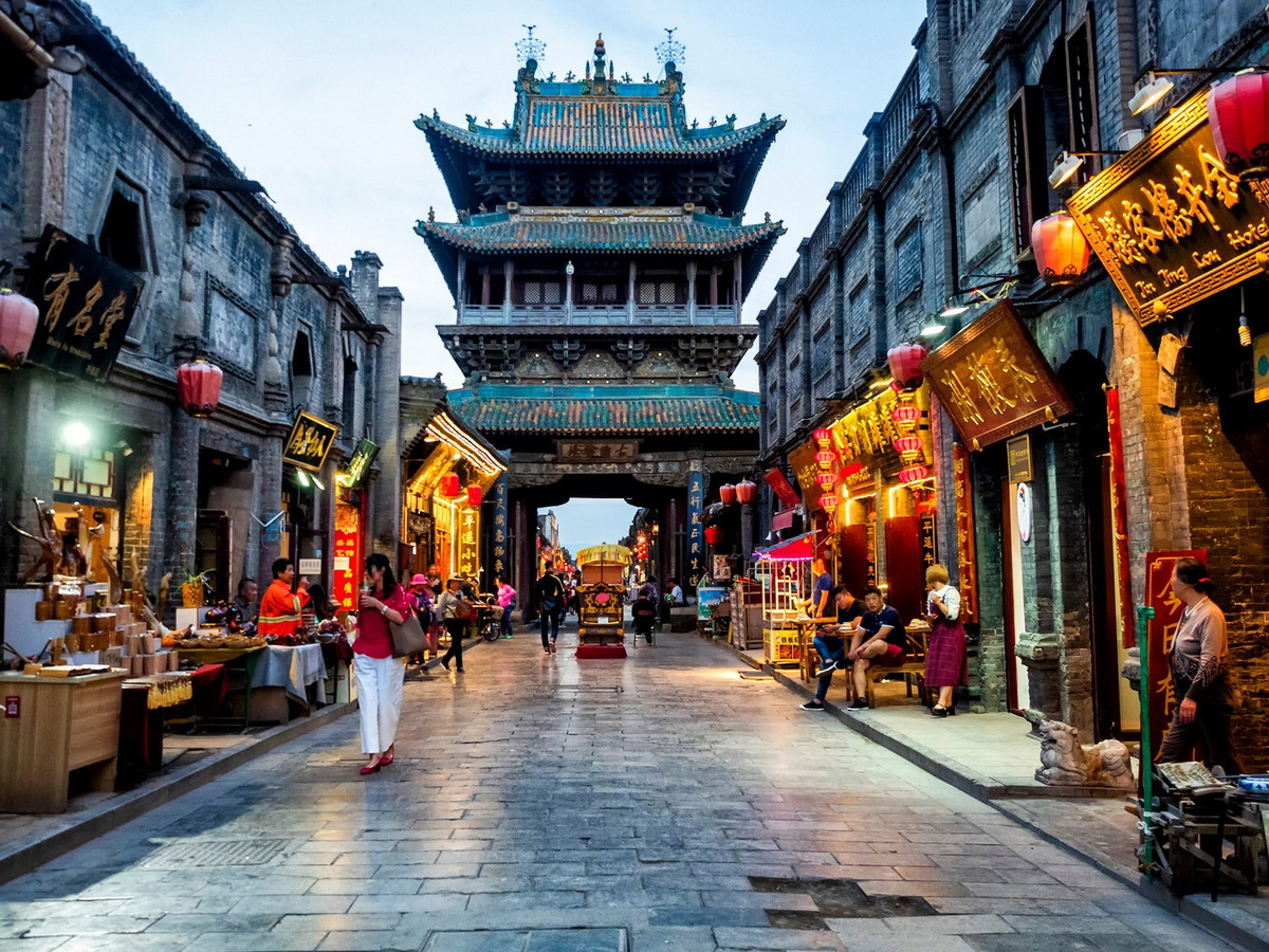 Công trình mang tính điểm nhấn trong thành cổ Bình Dao là Thị Lầu (lầu chợ), một tòa lầu ba tầng, cao 18,5 mét, bốn bề có hành lang xung quanh, mái lợp ngói lưu li vàng lục. Ảnh: Expats Holidays.