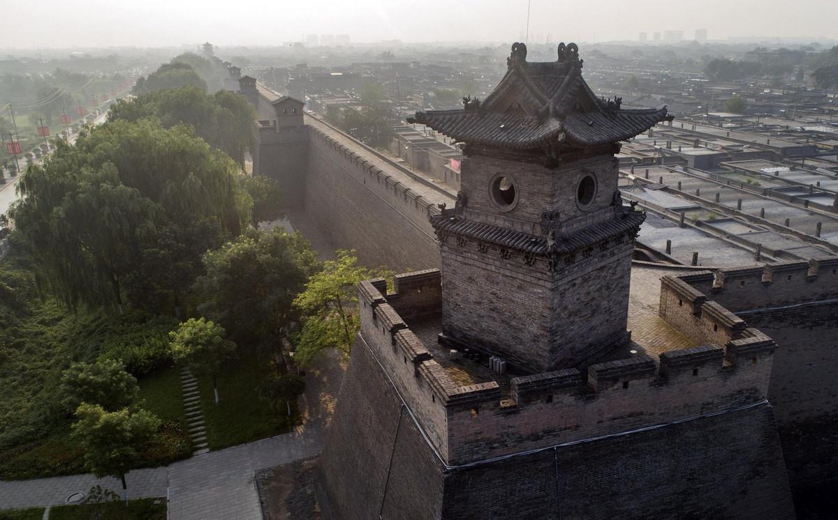 Về tổng quan, thành cổ Bình Dao có hình vuông, chu vi 6.157,5 mét. Thân tường đắp bằng đất thô, ngoài bọc gạch. Tường thành cao 10 mét, đỉnh thành dày 3-6 mét, chân thành dày 9-12 mét. Ảnh: China National Tourist Office in Singapore.