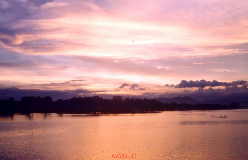 Chiều tím buông trên sông Hương.