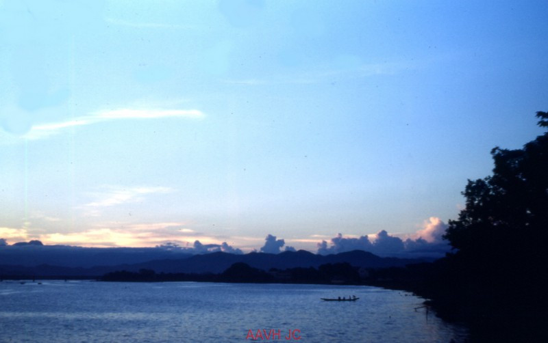 Một hình ảnh khác về cảnh hoàng hôn trên dòng sông huyền thoại của Cố đô Huế.